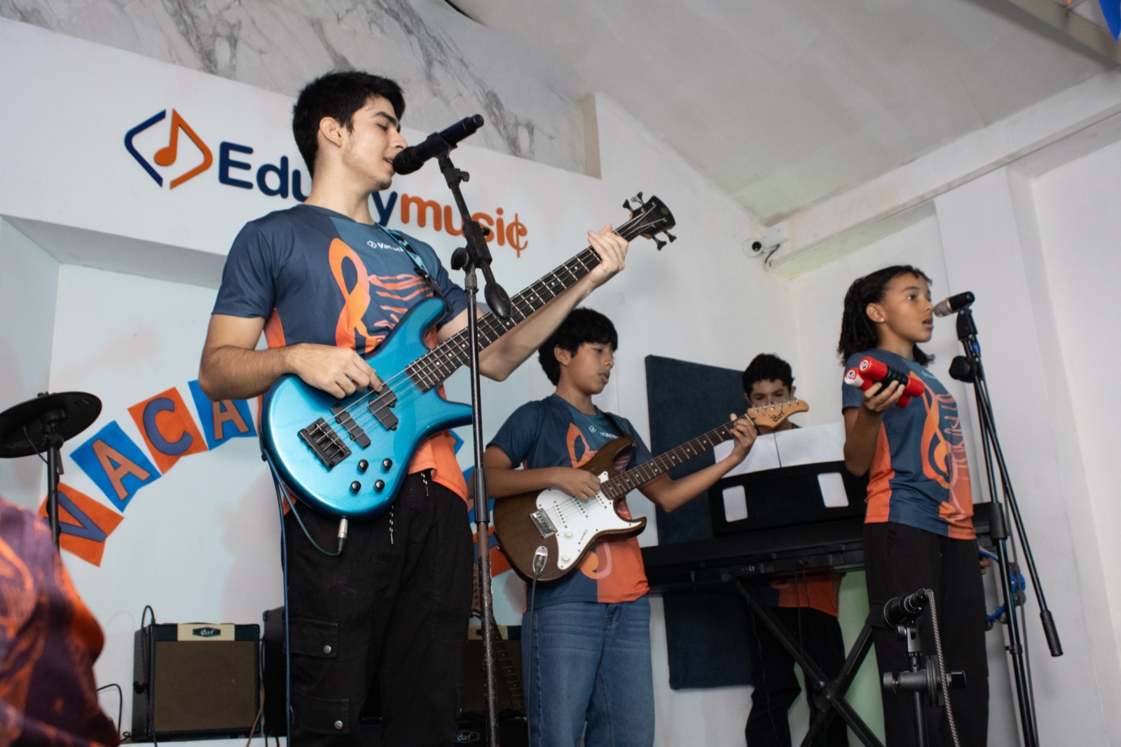 Alumnos de Edumymusic tocando en banda en el recital